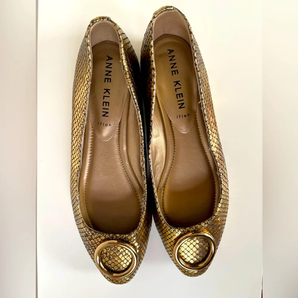 Anne Klein Women's Olivet Ballet Flat, Gold/Black color size 7
